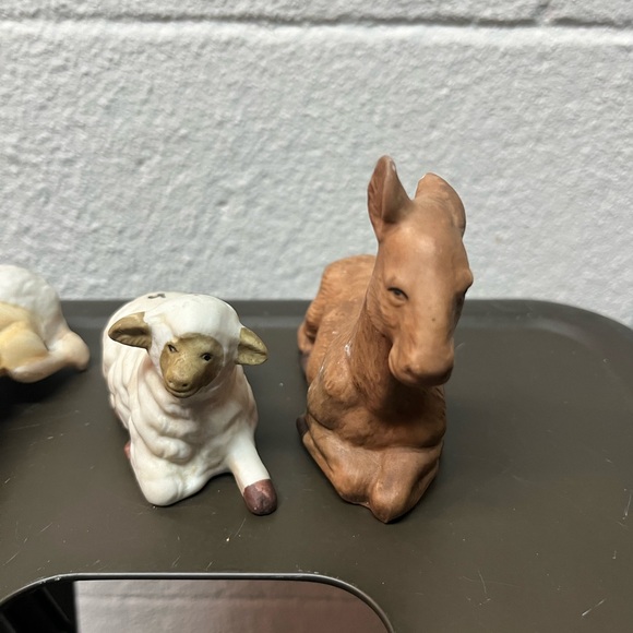 Ceramic Shepherd and Animals Figurine Set- Nativity scene - Picture 4 of 4